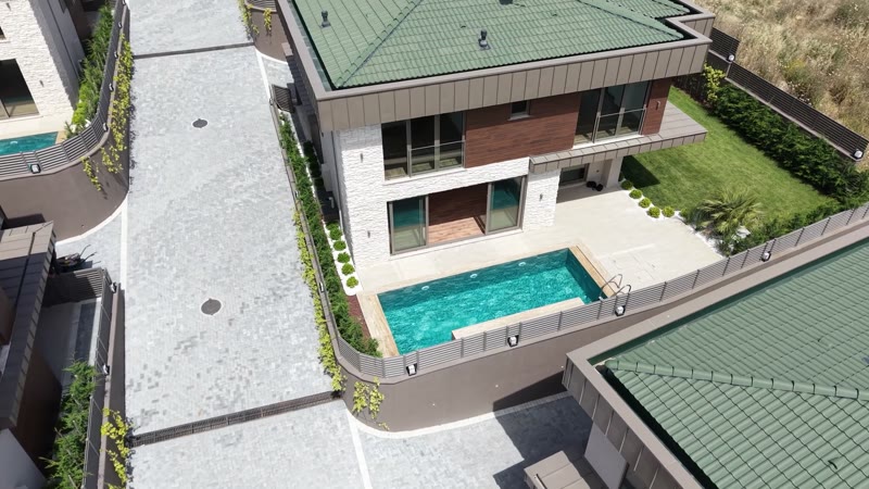 Villanın havuz ve bahçesini gösteren drone karesi