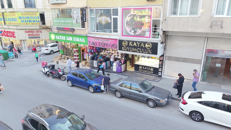 Cadde üzerindeki iş yerinin dış cephesi ve çevredeki işletmeler