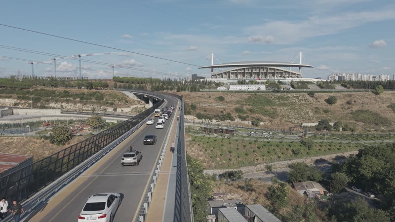 Düğün konvoyunun yolda ilerleyişinin drone görüntüsü